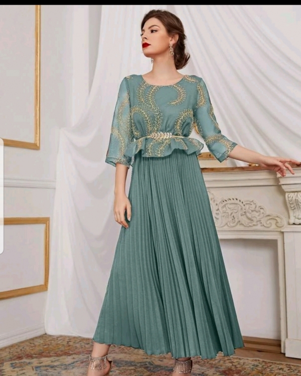 Embroidery pleated dress without belt